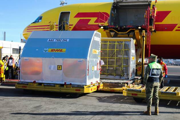 News Bilder des Tages View of the arrival of Pfizer-BioNtech vaccines today at the International Airport of Mexico City, Mexico 12 January 2021. Mexico started this Tuesday with its massive vaccination plan against covid-19 amid an increase in levels never seen before in infections and deaths, and the hope of the federal government to have millions of new doses so that very soon the bulk of the population is inoculated. Mass vaccination begins in Mexico at the peak of infections and deaths !ACHTUNG: NUR REDAKTIONELLE NUTZUNG!  Copyright: xJoséxPazosx MEX3251 20210112-637460903757453384