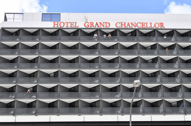 QLD CORONAVIRUS COVID19, A hotel guests are seen on a balcony at the Hotel Grand Chancellor in Brisbane, Wednesday, January 13, 2021. The Queensland government is shutting the Hotel Grand Chancellor which is currently operating as a quarantine hotel after six people staying there contracted the deadly UK strain of coronavirus. ( NO ARCHIVING, EDITORIAL USE ONLY, NO USE IN BOOKS WITHOUT CONSENT BRISBANE QLD AUSTRALIA  Copyright: xDARRENxENGLANDx 20210113001513342248