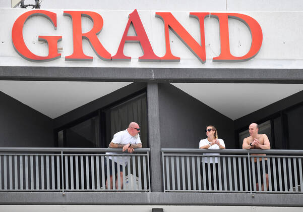 QLD CORONAVIRUS COVID19, Hotel guest s are seen on their balconies at the Hotel Grand Chancellor in Brisbane, Wednesday, January 13, 2021. The Queensland government is shutting the Hotel Grand Chancellor which is currently operating as a quarantine hotel after six people staying there contracted the deadly UK strain of coronavirus. ( NO ARCHIVING, EDITORIAL USE ONLY, NO USE IN BOOKS WITHOUT CONSENT BRISBANE QLD AUSTRALIA  Copyright: xDARRENxENGLANDx 20210113001513343096