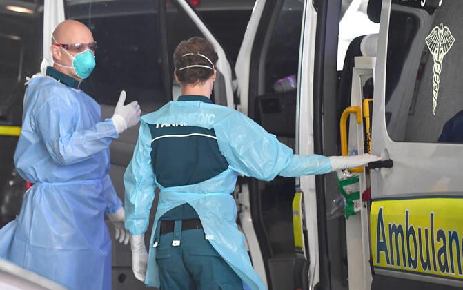 QLD CORONAVIRUS COVID19, Paramedics are seen at the Hotel Grand Chancellor in Brisbane, Wednesday, January 13, 2021. The Queensland government is shutting the Hotel Grand Chancellor which is currently operating as a quarantine hotel after six people staying there contracted the deadly UK strain of coronavirus. ( NO ARCHIVING, EDITORIAL USE ONLY, NO USE IN BOOKS WITHOUT CONSENT BRISBANE QLD AUSTRALIA  Copyright: xDARRENxENGLANDx 20210113001513350699