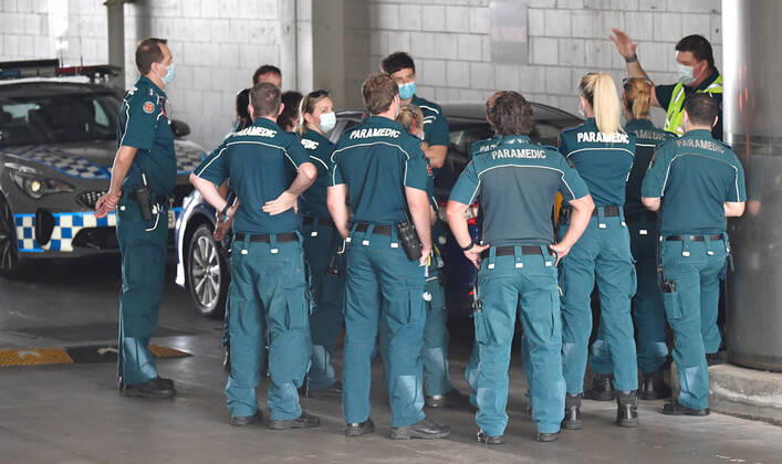 QLD CORONAVIRUS COVID19, Paramedics are seen at the Hotel Grand Chancellor in Brisbane, Wednesday, January 13, 2021. The Queensland government is shutting the Hotel Grand Chancellor which is currently operating as a quarantine hotel after six people staying there contracted the deadly UK strain of coronavirus. ( NO ARCHIVING, EDITORIAL USE ONLY, NO USE IN BOOKS WITHOUT CONSENT BRISBANE QLD AUSTRALIA  Copyright: xDARRENxENGLANDx 20210113001513350919