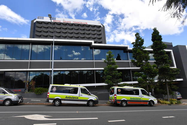 QLD CORONAVIRUS COVID19, Ambulances are seen lined up outside the Hotel Grand Chancellor in Brisbane, Wednesday, January 13, 2021. The Queensland government is shutting the Hotel Grand Chancellor which is currently operating as a quarantine hotel after six people staying there contracted the deadly UK strain of coronavirus. ( NO ARCHIVING, EDITORIAL USE ONLY, NO USE IN BOOKS WITHOUT CONSENT BRISBANE QLD AUSTRALIA  Copyright: xDARRENxENGLANDx 20210113001513353734