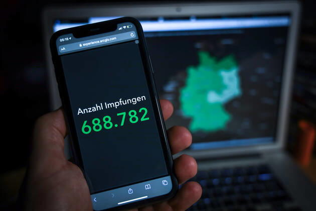 Coronavirus in Deutschland - COVID-19 Impfungen -Dashboard 13.01.2021: Esri Deutschland GmbH auf Basis des Digitalen Impfquotenmonitoring zur COVID-19-Impfung des RKI - Anzahl Impfungen 688.782