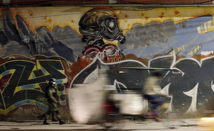 Soldiers guard a street during the curfew imposed today in Bogota, Colombia 12 January 2021. The city ended a strict quarantine on Tuesday that was in force during the Reyes Bridge last weekend and today a curfew begins to apply in all localities from eight at night to four in the morning, as will extend until next Sunday. Colombia adds another 14,179 infections and 331 deaths from covid-19 !ACHTUNG: NUR REDAKTIONELLE NUTZUNG!  Copyright: xMauricioxDuenasxCastanedax AME9105 20210113-637461145855085651