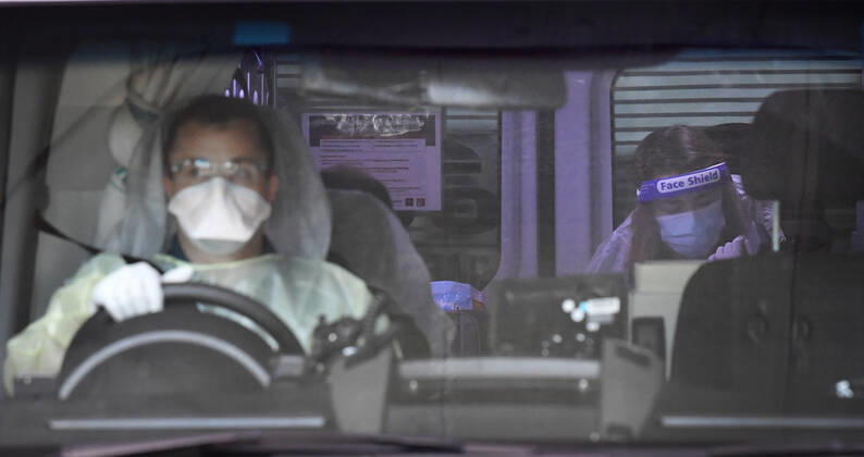 QLD CORONAVIRUS COVID19, A person (right) is seen in the back of an ambulance that is being driven from the Hotel Grand Chancellor in Brisbane, Wednesday, January 13, 2021. The Queensland government is shutting the Hotel Grand Chancellor which is currently operating as a quarantine hotel after six people staying there contracted the deadly UK strain of coronavirus. ( NO ARCHIVING, EDITORIAL USE ONLY, NO USE IN BOOKS WITHOUT CONSENT BRISBANE QLD AUSTRALIA  Copyright: xDARRENxENGLANDx 20210113001513360600