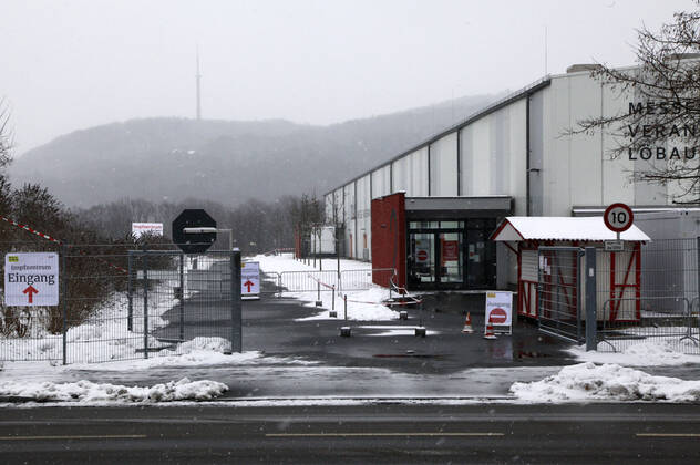 In Löbau haben am Montag die stationären Impfungen gegen das Corona-Virus im Impfzentrum Landkreis Görlitz in der Messehalle Löbau begonnen. Da noch nicht genügend Impfstoff vorhanden ist, wird in der ersten Woche nur medizinisches Personal oder Mitarbeiter von Pflegediensten geimpft. Löbau, 12.01.2021