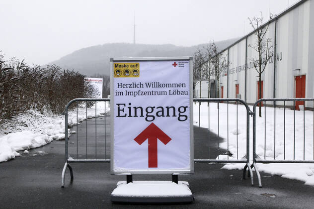 News Bilder des Tages In Löbau haben am Montag die stationären Impfungen gegen das Corona-Virus im Impfzentrum Landkreis Görlitz in der Messehalle Löbau begonnen. Da noch nicht genügend Impfstoff vorhanden ist, wird in der ersten Woche nur medizinisches Personal oder Mitarbeiter von Pflegediensten geimpft. Löbau, 12.01.2021