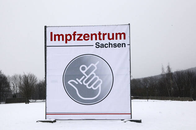 In Löbau haben am Montag die stationären Impfungen gegen das Corona-Virus im Impfzentrum Landkreis Görlitz in der Messehalle Löbau begonnen. Da noch nicht genügend Impfstoff vorhanden ist, wird in der ersten Woche nur medizinisches Personal oder Mitarbeiter von Pflegediensten geimpft. Löbau, 12.01.2021