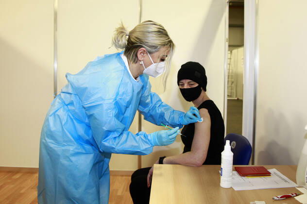 Katrin Koppe von der Kassenärztlichen Vereinigung bei den ersten Impfungen. In Löbau haben am Montag die stationären Impfungen gegen das Corona-Virus im Impfzentrum Landkreis Görlitz in der Messehalle Löbau begonnen. Da noch nicht genügend Impfstoff vorhanden ist, wird in der ersten Woche nur medizinisches Personal oder Mitarbeiter von Pflegediensten geimpft. Löbau, 12.01.2021