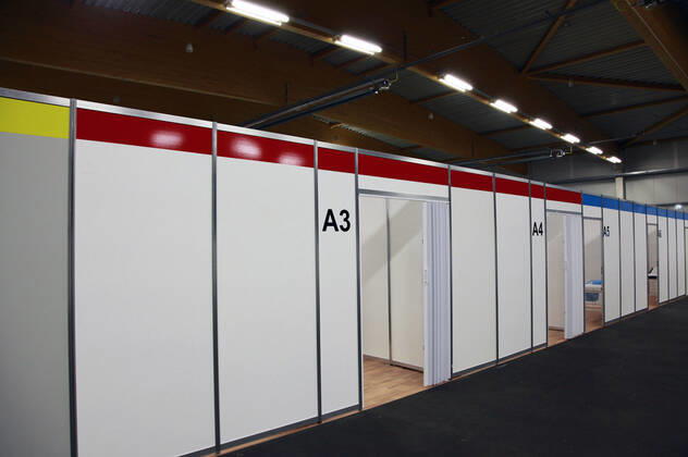 In Löbau haben am Montag die stationären Impfungen gegen das Corona-Virus im Impfzentrum Landkreis Görlitz in der Messehalle Löbau begonnen. Da noch nicht genügend Impfstoff vorhanden ist, wird in der ersten Woche nur medizinisches Personal oder Mitarbeiter von Pflegediensten geimpft. Löbau, 12.01.2021