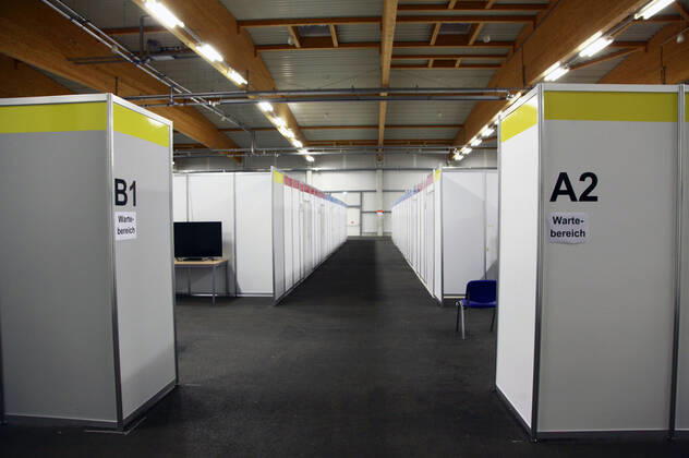 In Löbau haben am Montag die stationären Impfungen gegen das Corona-Virus im Impfzentrum Landkreis Görlitz in der Messehalle Löbau begonnen. Da noch nicht genügend Impfstoff vorhanden ist, wird in der ersten Woche nur medizinisches Personal oder Mitarbeiter von Pflegediensten geimpft. Löbau, 12.01.2021