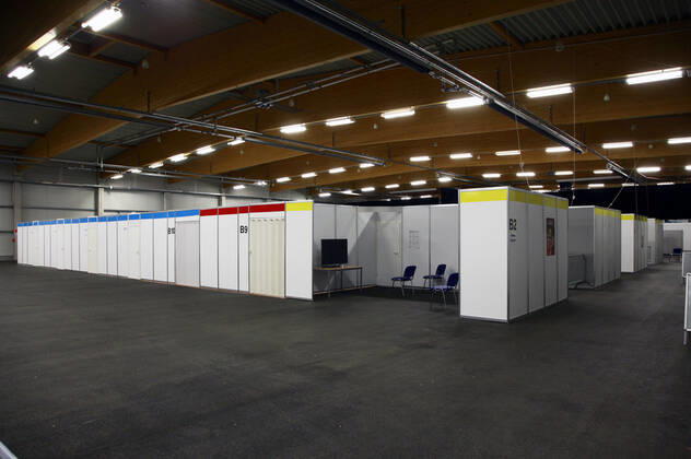 In Löbau haben am Montag die stationären Impfungen gegen das Corona-Virus im Impfzentrum Landkreis Görlitz in der Messehalle Löbau begonnen. Da noch nicht genügend Impfstoff vorhanden ist, wird in der ersten Woche nur medizinisches Personal oder Mitarbeiter von Pflegediensten geimpft. Löbau, 12.01.2021