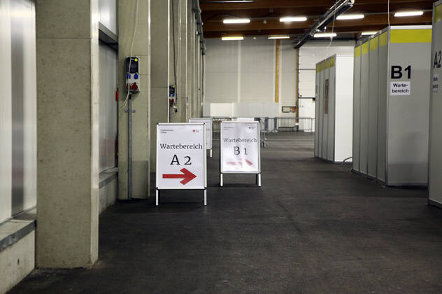 In Löbau haben am Montag die stationären Impfungen gegen das Corona-Virus im Impfzentrum Landkreis Görlitz in der Messehalle Löbau begonnen. Da noch nicht genügend Impfstoff vorhanden ist, wird in der ersten Woche nur medizinisches Personal oder Mitarbeiter von Pflegediensten geimpft. Löbau, 12.01.2021