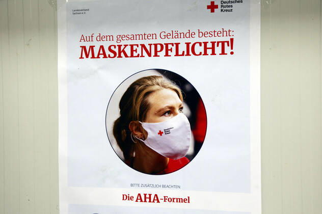 In Löbau haben am Montag die stationären Impfungen gegen das Corona-Virus im Impfzentrum Landkreis Görlitz in der Messehalle Löbau begonnen. Da noch nicht genügend Impfstoff vorhanden ist, wird in der ersten Woche nur medizinisches Personal oder Mitarbeiter von Pflegediensten geimpft. Löbau, 12.01.2021