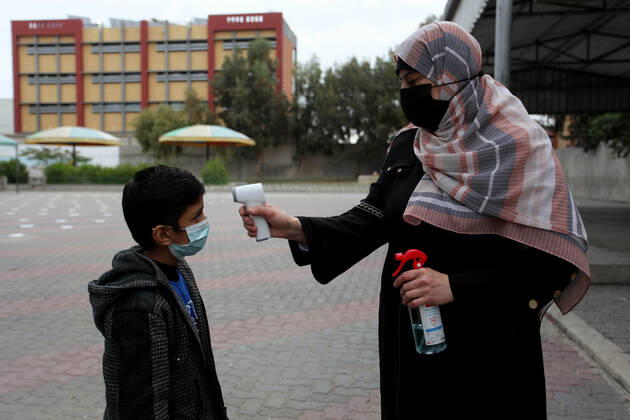 January 13, 2021, Gaza City, Gaza Strip, Palestinian Territory: Palestinian students wear protective face masks, as schools gradually reopen amid the coronavirus disease (COVID-19) outbreak, at their school in Gaza city, on January 13, 2021. In a written statement, the Palestinian Health Ministry said 7 more people have died from the virus in the last 24 hours in Gaza strip and that 437 new cases have been identified Gaza City Palestinian Territory - ZUMAap3_ 20210113_zaf_ap3_011 Copyright: xMahmoudxAjjourx
