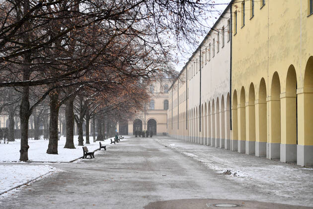 Themenbild Winter in der Coronavirus Pandemie. Verlaengerung Lockdown bis 31.Januar 2021, Stadt Muenchen -Blick auf die Hofgartenarkaden im Hofgarten ohne Menschen,menschenleer. Tourismus,Sehenswuerdigkeit, Sehenswuerdigkeiten,Sightseeing am 12.01.2021.