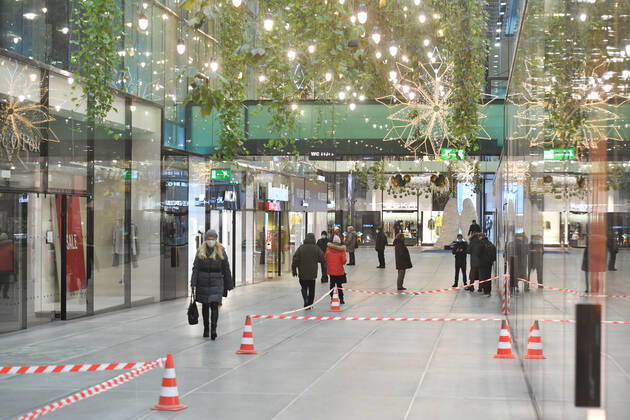 Themenbild Winter in der Coronavirus Pandemie. Verlaengerung Lockdown bis 31.Januar 2021. Leere Einkaufspassage Fuenf Hoefe in Muenchen am 12.01.2021 .Nur wenige Passanten gehen an geschlossenen Geschaeften,Laeden vorbei. Vor den Geschaeften sind Flatterbaender gespannt.