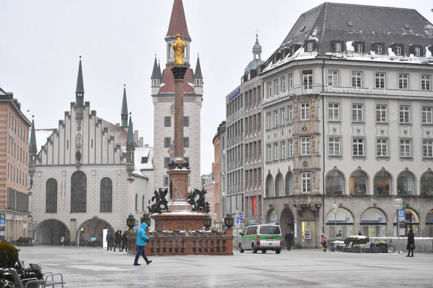 Themenbild Winter in der Coronavirus Pandemie. Verlaengerung Lockdown bis 31.Januar 2021. Leere Strassen und Plaetze,leerer Marienplatz,Fussgaengerzone Neuhauser Strasse, Kaufinger Strasse in Muenchen am 12.01.2021,Personen,Passanten.