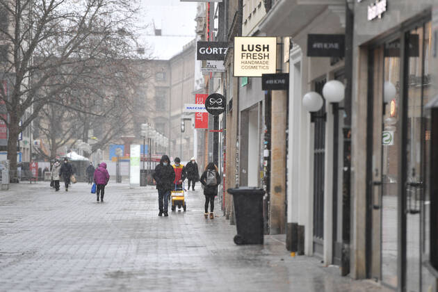 Themenbild Winter in der Coronavirus Pandemie. Verlaengerung Lockdown bis 31.Januar 2021. Leere Strassen und Plaetze.Nur wenige Passanten gehen an geschlossenen Geschaeften,Laeden in der Fussgaengerzone Neuhauser Strasse, Kaufinger Strasse in Muenchen am 12.01.2021 vorbei. Personen,Passanten.