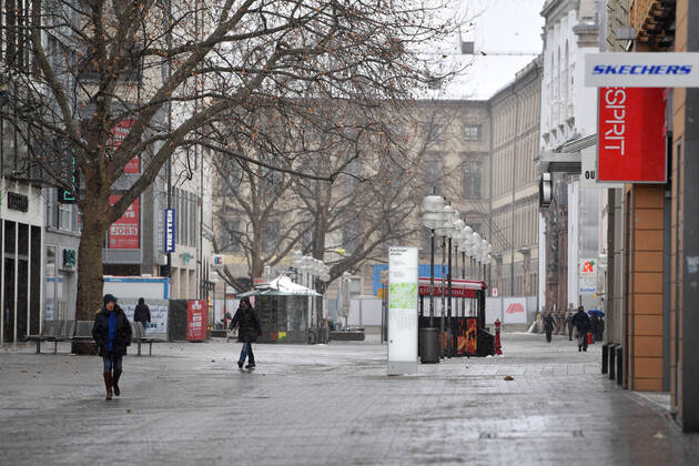 Themenbild Winter in der Coronavirus Pandemie. Verlaengerung Lockdown bis 31.Januar 2021. Leere Strassen und Plaetze.Nur wenige Passanten gehen an geschlossenen Geschaeften,Laeden in der Fussgaengerzone Neuhauser Strasse, Kaufinger Strasse in Muenchen am 12.01.2021 vorbei. Personen,Passanten.