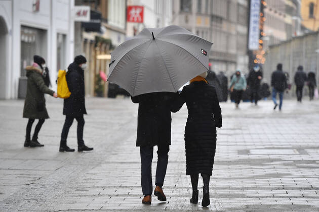 Themenbild Winter in der Coronavirus Pandemie. Verlaengerung Lockdown bis 31.Januar 2021. Leere Strassen und Plaetze.Nur wenige Passanten gehen durch die Theatinerstrasse in Muenchen am 12.01.2021. Personen,Passanten mit einem Schirm,regenschirm