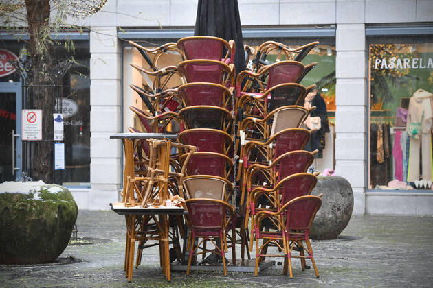 Themenbild: Coronavirus Pandemie Folgen fuer die Gastronomie: uebereinander gestapelte Stuehle und Tische im Aussenbereich einer Gaststaette in Muenchen am 12.01.2021.