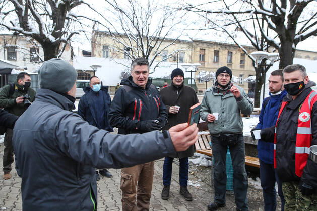News Bilder des Tages Croatian President Zoran Milanovic visited the volunteer chefs Croatian President Zoran Milanovic, took a walk through the city center outside the announced protocol and visited the volunteer chefs on the Square of Croatian Veterans, who have been cooking food for people who lost their homes in the earthquake., in Petrinja, Croatia, on January 13, 2021. ZeljkoxLukunic PIXSELL