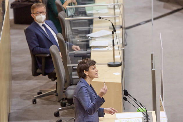 - Wien 13.01.2021 - Parlament Nationalrat Sondersitzung zum Coronavirus - Während der heutigen Sondersitzung wurde u.a. über den Stand bei den Impfungen, das Reintesten sowie die aktuelle Situation der Coronavirus-Mutation B.1.1.7 debattiert . PHOTO: SPÖ-Vorsitzenden Pamela Rendi-Wagner mit einer Impfspritze am Rednerpult, Gesundheitsminister Rudolf Anschober (L Grüne) auf der Regierungsbank. Vienna (AUSTRIA) - Parliament National Council special session on the corona virus - During today s special session, among other things, the status of vaccinations, the so called free-testing and the current situation of the coronavirus mutation B.1.1.7 were debated. Nationalrat Sondersitzungzung Coronavirus