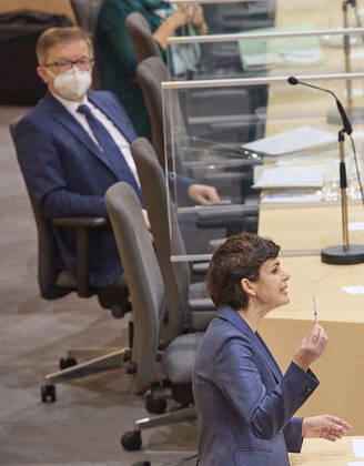 - Wien 13.01.2021 - Parlament Nationalrat Sondersitzung zum Coronavirus - Während der heutigen Sondersitzung wurde u.a. über den Stand bei den Impfungen, das Reintesten sowie die aktuelle Situation der Coronavirus-Mutation B.1.1.7 debattiert . PHOTO: SPÖ-Vorsitzenden Pamela Rendi-Wagner mit einer Impfspritze am Rednerpult, Gesundheitsminister Rudolf Anschober (L Grüne) auf der Regierungsbank. Vienna (AUSTRIA) - Parliament National Council special session on the corona virus - During today s special session, among other things, the status of vaccinations, the so called free-testing and the current situation of the coronavirus mutation B.1.1.7 were debated. Nationalrat Sondersitzungzung Coronavirus