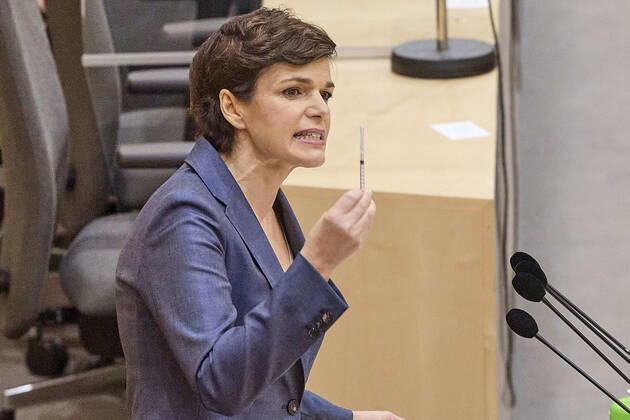 - Wien 13.01.2021 - Parlament Nationalrat Sondersitzung zum Coronavirus - Während der heutigen Sondersitzung wurde u.a. über den Stand bei den Impfungen, das Reintesten sowie die aktuelle Situation der Coronavirus-Mutation B.1.1.7 debattiert . PHOTO: SPÖ-Vorsitzenden Pamela Rendi-Wagner mit einer Impfspritze am Rednerpult. Vienna (AUSTRIA) - Parliament National Council special session on the corona virus - During today s special session, among other things, the status of vaccinations, the so called free-testing and the current situation of the coronavirus mutation B.1.1.7 were debated. Nationalrat Sondersitzungzung Coronavirus