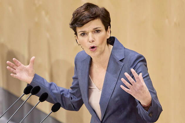 - Wien 13.01.2021 - Parlament Nationalrat Sondersitzung zum Coronavirus - Während der heutigen Sondersitzung wurde u.a. über den Stand bei den Impfungen, das Reintesten sowie die aktuelle Situation der Coronavirus-Mutation B.1.1.7 debattiert . PHOTO: SPÖ-Vorsitzenden Pamela Rendi-Wagner am Rednerpult. Vienna (AUSTRIA) - Parliament National Council special session on the corona virus - During today s special session, among other things, the status of vaccinations, the so called free-testing and the current situation of the coronavirus mutation B.1.1.7 were debated. Nationalrat Sondersitzungzung Coronavirus