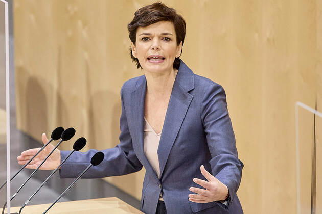 - Wien 13.01.2021 - Parlament Nationalrat Sondersitzung zum Coronavirus - Während der heutigen Sondersitzung wurde u.a. über den Stand bei den Impfungen, das Reintesten sowie die aktuelle Situation der Coronavirus-Mutation B.1.1.7 debattiert . PHOTO: SPÖ-Vorsitzenden Pamela Rendi-Wagner am Rednerpult. Vienna (AUSTRIA) - Parliament National Council special session on the corona virus - During today s special session, among other things, the status of vaccinations, the so called free-testing and the current situation of the coronavirus mutation B.1.1.7 were debated. Nationalrat Sondersitzungzung Coronavirus