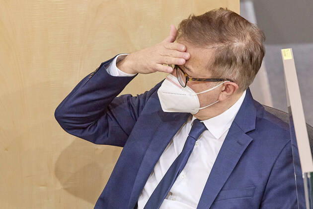 - Wien 13.01.2021 - Parlament Nationalrat Sondersitzung zum Coronavirus - Während der heutigen Sondersitzung wurde u.a. über den Stand bei den Impfungen, das Reintesten sowie die aktuelle Situation der Coronavirus-Mutation B.1.1.7 debattiert . PHOTO: Gesundheitsminister Rudolf Anschober (L Grüne) auf der Regierungsbank. Vienna (AUSTRIA) - Parliament National Council special session on the corona virus - During today s special session, among other things, the status of vaccinations, the so called free-testing and the current situation of the coronavirus mutation B.1.1.7 were debated. Nationalrat Sondersitzungzung Coronavirus