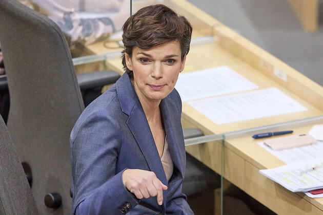 - Wien 13.01.2021 - Parlament Nationalrat Sondersitzung zum Coronavirus - Während der heutigen Sondersitzung wurde u.a. über den Stand bei den Impfungen, das Reintesten sowie die aktuelle Situation der Coronavirus-Mutation B.1.1.7 debattiert . PHOTO: SPÖ-Vorsitzenden Pamela Rendi-Wagner . Vienna (AUSTRIA) - Parliament National Council special session on the corona virus - During today s special session, among other things, the status of vaccinations, the so called free-testing and the current situation of the coronavirus mutation B.1.1.7 were debated. Nationalrat Sondersitzungzung Coronavirus