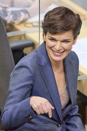- Wien 13.01.2021 - Parlament Nationalrat Sondersitzung zum Coronavirus - Während der heutigen Sondersitzung wurde u.a. über den Stand bei den Impfungen, das Reintesten sowie die aktuelle Situation der Coronavirus-Mutation B.1.1.7 debattiert . PHOTO: SPÖ-Vorsitzenden Pamela Rendi-Wagner . Vienna (AUSTRIA) - Parliament National Council special session on the corona virus - During today s special session, among other things, the status of vaccinations, the so called free-testing and the current situation of the coronavirus mutation B.1.1.7 were debated. Nationalrat Sondersitzungzung Coronavirus