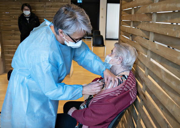 Vaccination af +65 borgere, som baade faar personlig pleje og praktisk bistand fra kommunen, her ses Sara Vendelbo, er her igang i Brovst Hallen, onsdag den 13. januar 2021. Her indvies med andre ord et af de 22 naere vaccinationssteder, der er blevet oprettet til denne maalgruppe af borgere.. , Brovst Jylland Denmark Copyright: HenningxBagger HenningxBaggerx COP102 spdk20210113-121345-L