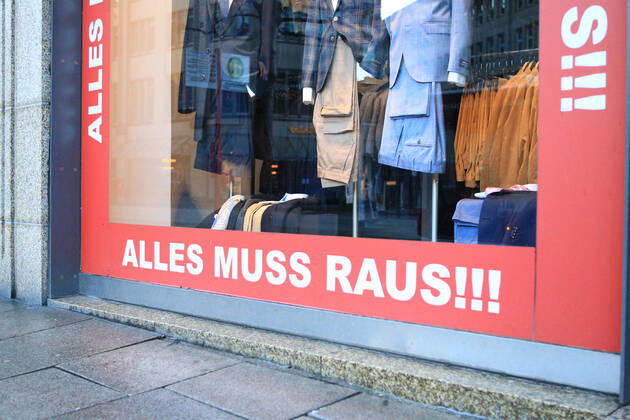 Am Schaufenster eines geschlossenen Geschäfts in der Hamburger Innenstadt wird auf einen Räumungsverkauf wegen Geschäftsaufgabe hingewiesen. Altstadt Hamburg