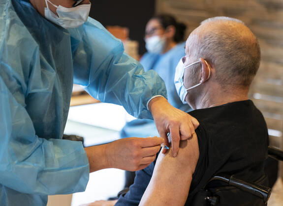 Vaccination af +65 borgere, som baade faar personlig pleje og praktisk bistand fra kommunen, er her igang i Brovst Hallen, onsdag den 13. januar 2021. Her indvies med andre ord et af de 22 naere vaccinationssteder, der er blevet oprettet til denne maalgruppe af borgere.. , Brovst Jylland Denmark Copyright: HenningxBagger HenningxBaggerx COP102 spdk20210113-123220-L
