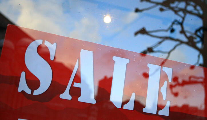 Am Schaufenster eines geschlossenen Geschäfts in der Hamburger Innenstadt wird auf einen Ausverkauf hingewiesen. Altstadt Hamburg