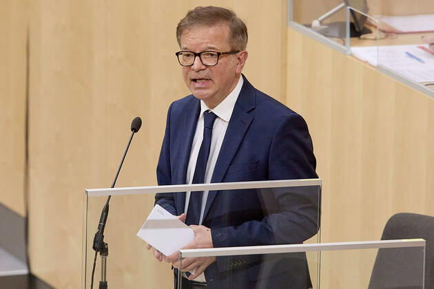 - Wien 13.01.2021 - Parlament Nationalrat Sondersitzung zum Coronavirus - Während der heutigen Sondersitzung wurde u.a. über den Stand bei den Impfungen, das Reintesten sowie die aktuelle Situation der Coronavirus-Mutation B.1.1.7 debattiert . PHOTO: Gesundheitsminister Rudolf Anschober (Grüne) bei seiner Rede von der Regierungsbank. Vienna (AUSTRIA) - Parliament National Council special session on the corona virus - During today s special session, among other things, the status of vaccinations, the so called free-testing and the current situation of the coronavirus mutation B.1.1.7 were debated. Nationalrat Sondersitzungzung Coronavirus