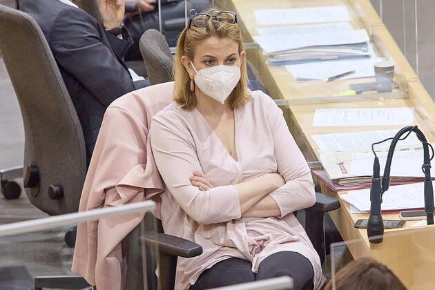 - Wien 13.01.2021 - Parlament Nationalrat Sondersitzung zum Coronavirus - Während der heutigen Sondersitzung wurde u.a. über den Stand bei den Impfungen, das Reintesten sowie die aktuelle Situation der Coronavirus-Mutation B.1.1.7 debattiert . PHOTO: NEOS-Chefin Beate Meinl-Reisinger. Vienna (AUSTRIA) - Parliament National Council special session on the corona virus - During today s special session, among other things, the status of vaccinations, the so called free-testing and the current situation of the coronavirus mutation B.1.1.7 were debated. Nationalrat Sondersitzungzung Coronavirus