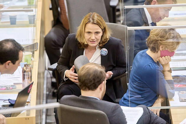 - Wien 13.01.2021 - Parlament Nationalrat Sondersitzung zum Coronavirus - Während der heutigen Sondersitzung wurde u.a. über den Stand bei den Impfungen, das Reintesten sowie die aktuelle Situation der Coronavirus-Mutation B.1.1.7 debattiert . PHOTO: Dagmar Belakowitsch (M FPÖ) ohne Maske aber mit Kurz muss weg Button, im Gespräch mit anderen Abgeordneten. Vienna (AUSTRIA) - Parliament National Council special session on the corona virus - During today s special session, among other things, the status of vaccinations, the so called free-testing and the current situation of the coronavirus mutation B.1.1.7 were debated. Nationalrat Sondersitzungzung Coronavirus