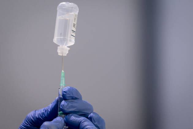 Sproejter traekkes op og goeres klar i forbindelse med at det foerste vaccinecenter i Region Hovedstaden aabner i OEksnehallen, ved Halmtorvet i Koebenhavn, onsdag den 13. januar 2021.. , Copenhagen Denmark Copyright: RitzauxScanpix MadsxClausxRasmussenx COP101 spdk20210113-124934-L