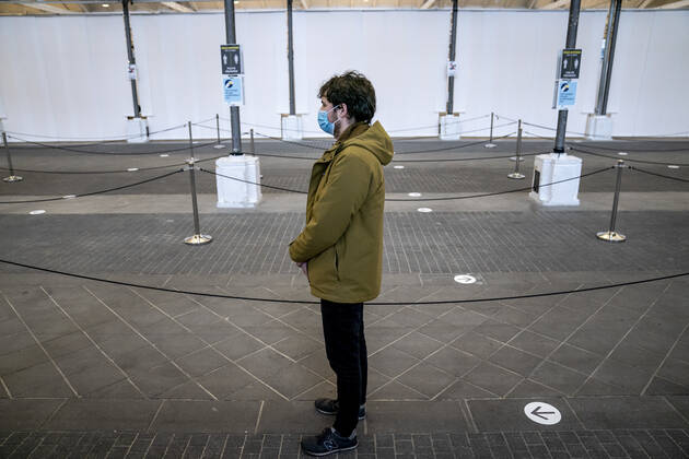 Folk staar i koe i forbindelse med at det foerste vaccinecenter i Region Hovedstaden aabner i OEksnehallen, ved Halmtorvet i Koebenhavn, onsdag den 13. januar 2021.. , Copenhagen Denmark Copyright: RitzauxScanpix MadsxClausxRasmussenx COP101 spdk20210113-125216-L