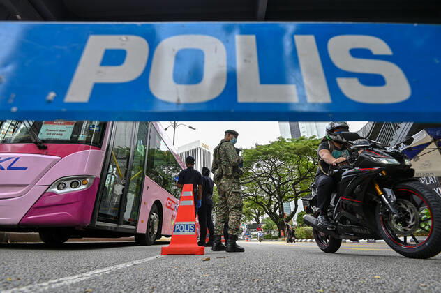(210113) -- KUALA LUMPUR, Jan. 13, 2021 -- Police officers and soldiers are seen at a check point in Kuala Lumpur, Malaysia, Jan. 13, 2021. Malaysia announced tightening movement restriction measures to contain the spread of COVID-19 for two weeks starting from Wednesday, citing the country s health care system being at a breaking point. (Photo by Xinhua) MALAYSIA-KUALA LUMPUR-COVID-19-MOVEMENT RESTRICTIONS ChongxVoonxChung 