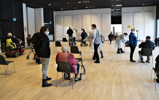 Venteomraade efter vaccination af +65 borgere, som baade faar personlig pleje og praktisk bistand fra kommunen, i Brovst Hallen, onsdag den 13. januar 2021. Her indvies med andre ord et af de 22 naere vaccinationssteder, der er blevet oprettet til denne maalgruppe af borgere.. , Brovst Jylland Denmark Copyright: HenningxBagger HenningxBaggerx COP102 spdk20210113-125434-L