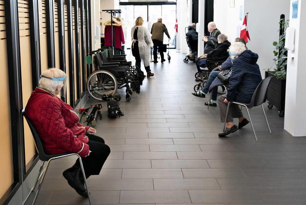 Der ventes paa vaccination af +65 borgere, som baade faar personlig pleje og praktisk bistand fra kommunen, i Brovst Hallen, onsdag den 13. januar 2021. Her indvies med andre ord et af de 22 naere vaccinationssteder, der er blevet oprettet til denne maalgruppe af borgere.. , Brovst Jylland Denmark Copyright: HenningxBagger HenningxBaggerx COP102 spdk20210113-125801-L
