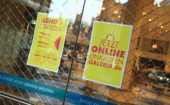 Am Schaufenster der geschlossenen Filiale von GALERIA Karstadt Kaufhof in der Hamburger Mönckebergstraße weist ein Schild darauf hin, dass wegen des Lockdowns nur der Online-Einkauf möglich ist. Daneben ein Hinweisschild zur Abholstadtion für Ware durch die Aktion Click and Collect. Altstadt Hamburg