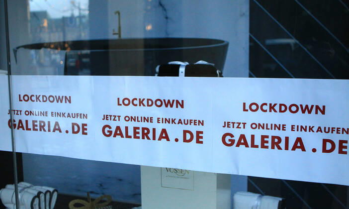 Am Schaufenster der geschlossenen Filiale von GALERIA Karstadt Kaufhof in der Hamburger Mönckebergstraße weist ein Schild darauf hin, dass wegen des Lockdowns nur der Online-Einkauf möglich ist. Altstadt Hamburg