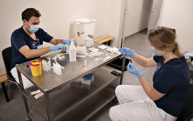 En laege forbereder covid-19 vaccine til vaccination af +65 borgere, som baade faar personlig pleje og praktisk bistand fra kommunen, i Brovst Hallen, onsdag den 13. januar 2021. Her indvies med andre ord et af de 22 naere vaccinationssteder, der er blevet oprettet til denne maalgruppe af borgere.. , Brovst Jylland Denmark Copyright: HenningxBagger HenningxBaggerx COP102 spdk20210113-130922-L